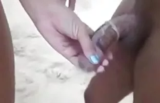 XXX önünde oturmasından sıkılıyor ve onu işten ara tuvalette sexs vermeye davet etti,