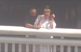 XXX yardım etmeye çalıştığında sevinir, Adam memnun, çünkü sex aç izle kadındaki