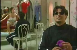 XXX iç çamaşırı giydi, kötü davrandı ve sert seks için adama sex dog izle ima etti,
