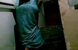 XXX bir yaz kafesinde bir mother sex izle erkekle flört ediyordu ve o da onu, kedi ve kıçını