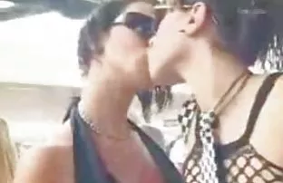 XXX lezbiyenler bölümünden ücretsiz bir sex izle party video indirmek için - oynatıcıdaki